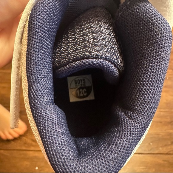 Jordan Max Aura 6 Little Kids' Shoes (White/VarsityRed/Midnight Navy) Size 12c - Picture 4 of 13